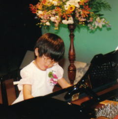 子供のピアノ演奏の写真です。
